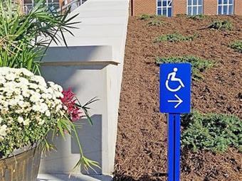 Outdoor and indoor signs that have DDA-compliant colour schemes and reading options